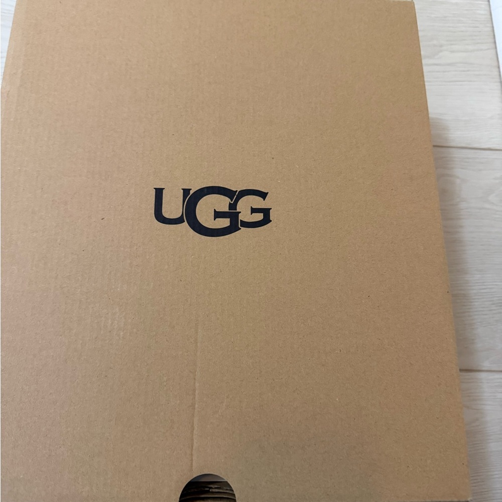 UGG Ashton Addie Tipped boot. W size 8. BRAND NEW WITH BOX - Picture 5 of 5
